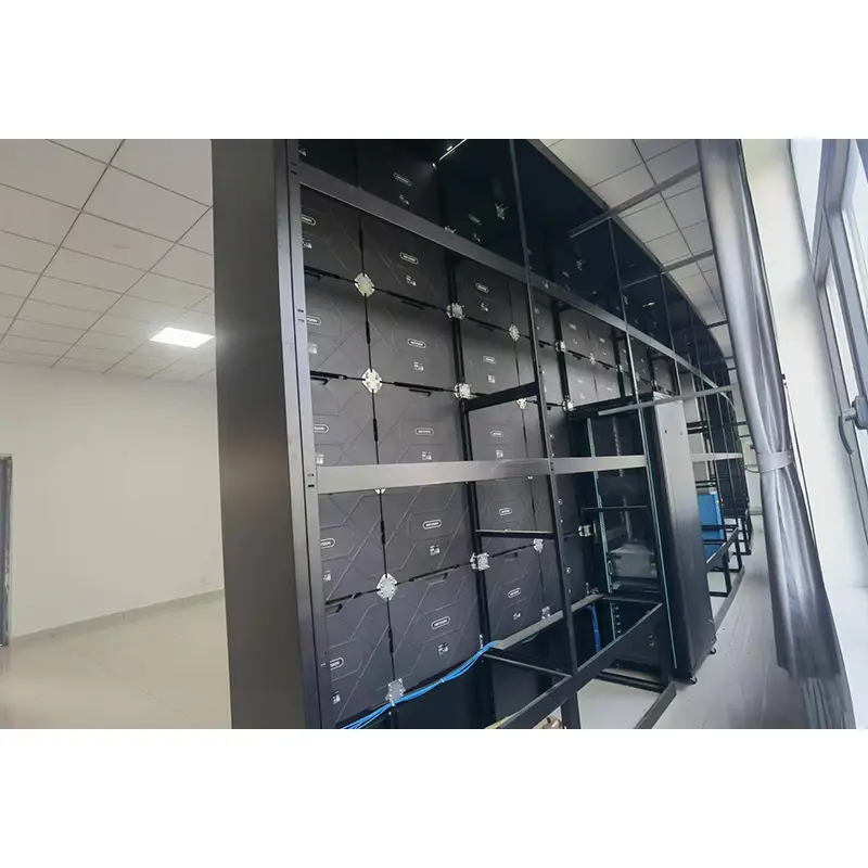 Mobilní skříň se zakřivenou LED obrazovkou